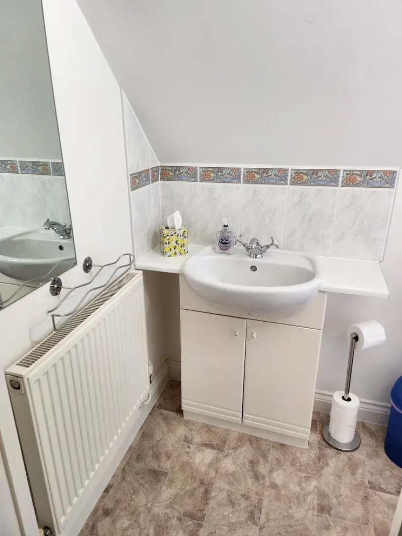 Cottage Sleeps 4 - Pet Friendly w Free Parking