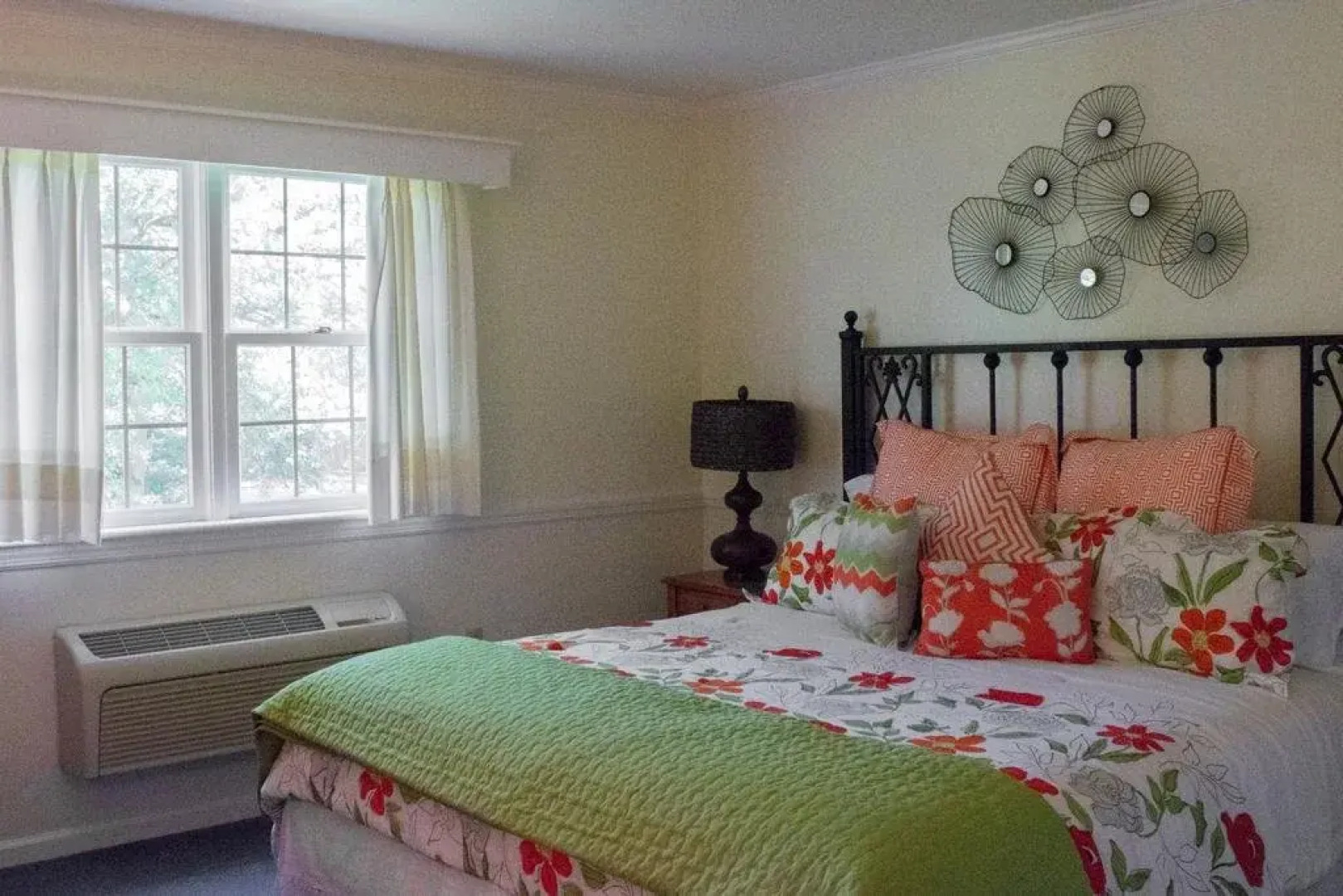 Edgewater Inn & Riverside Grill