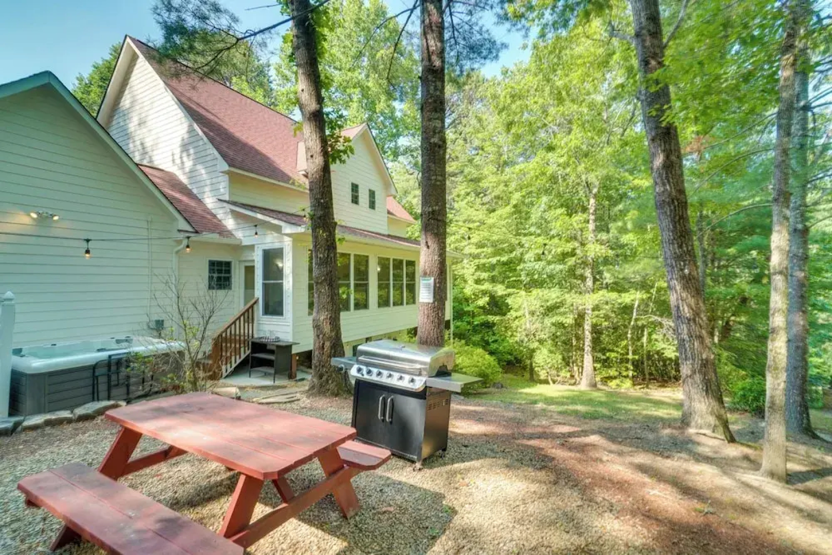 Helen Retreat w/ Hot Tub, 2 Mi to Downtown!