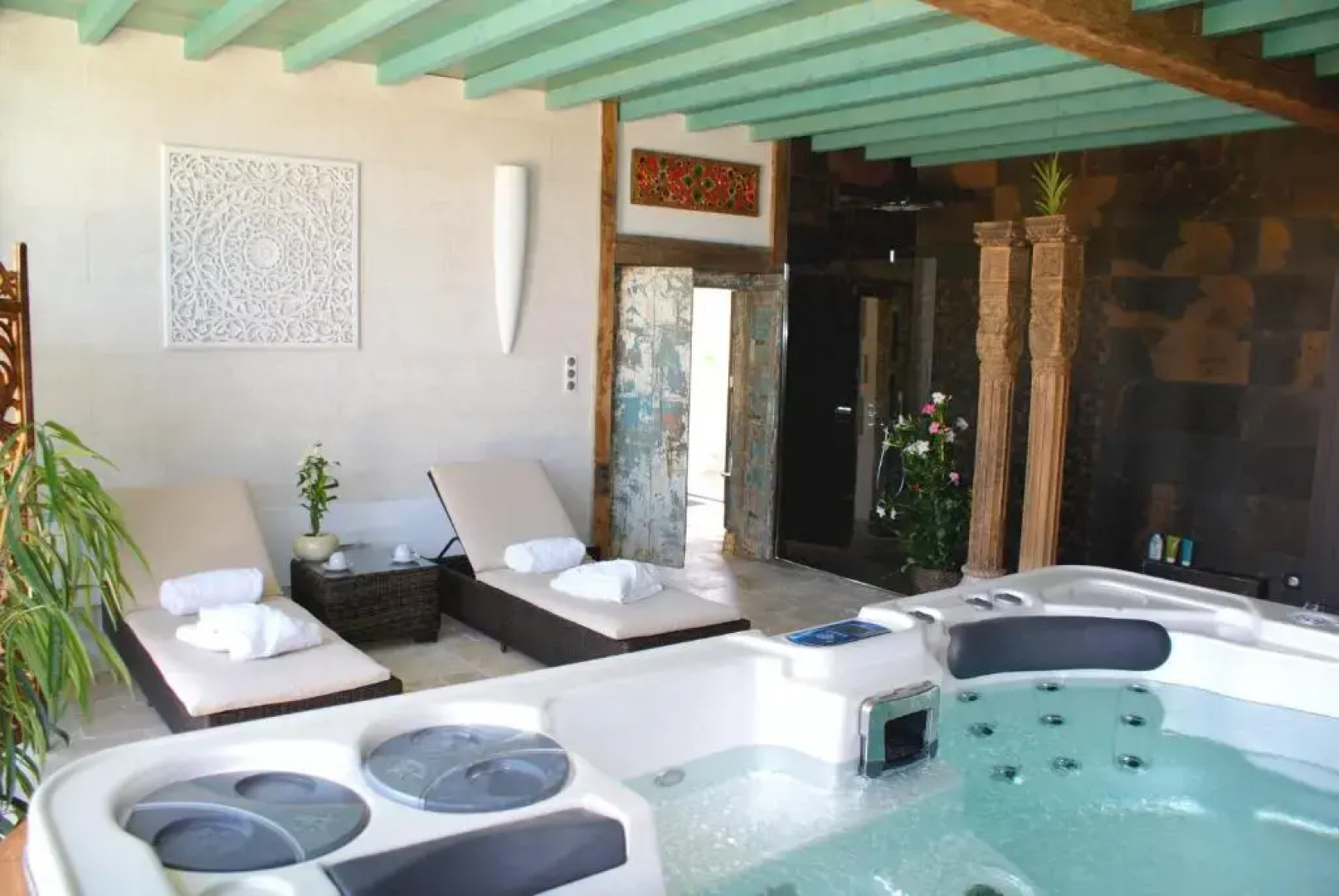 Le Domaine des Doucins & Spa, Gîte 4 étoiles, 10 minutes de Jonzac piscine et spa