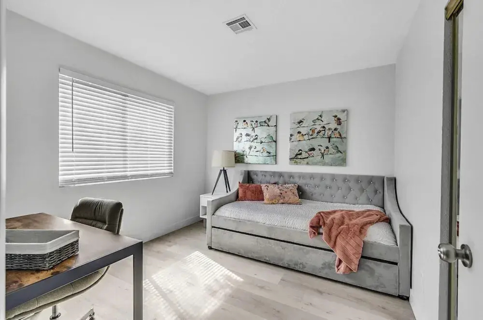 Saratoga A Bright Modern Pool Home in Vegas