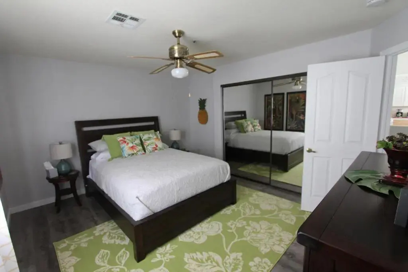 Comfortable vacation property 12 minutes from downtown.