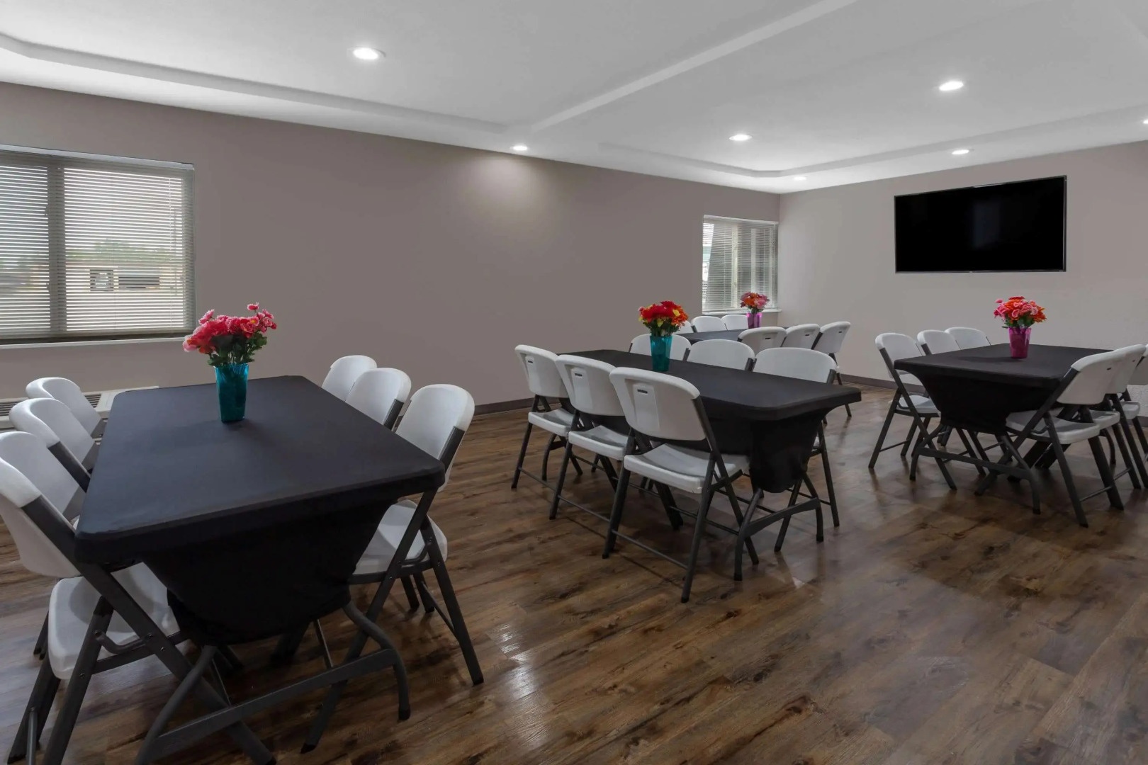 Отель Super 8 by Wyndham South Holland