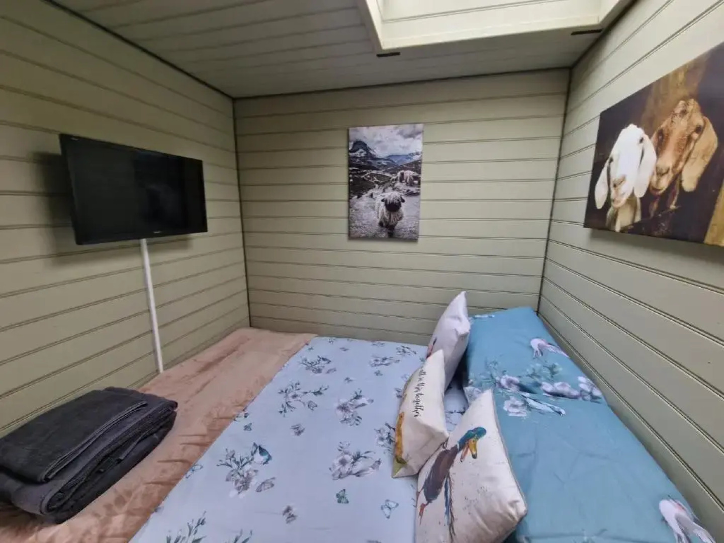 Stunning 1-bed Shepherd hut