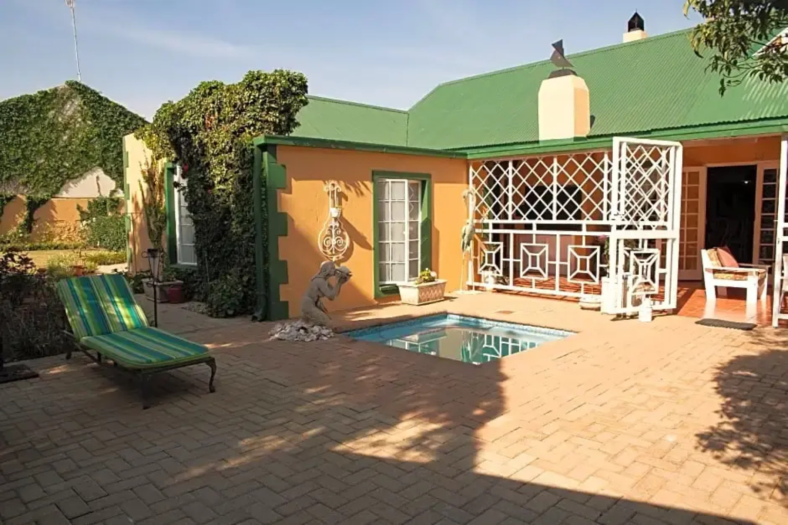 Roses And Pebbles B & B Guest House