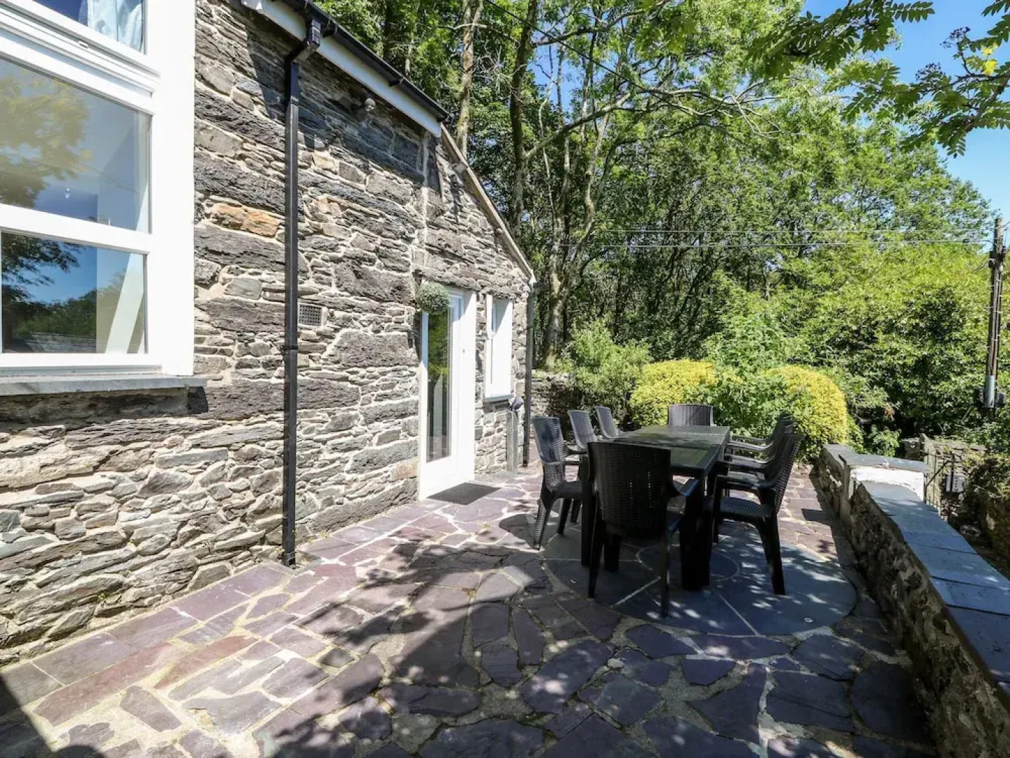 Yr Hen Ysgol, The Old School