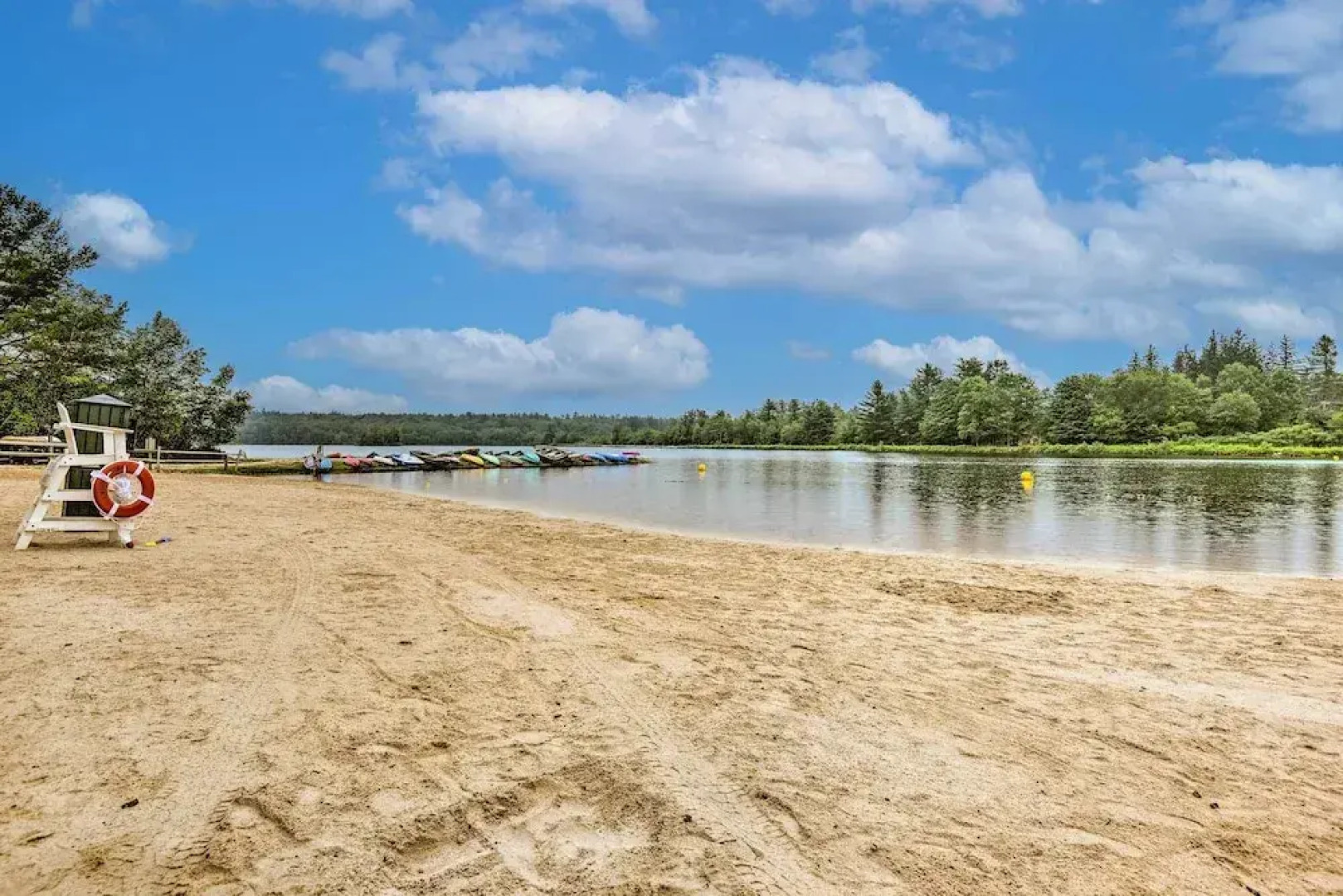 Walk to Beach: Beautiful Lake Naomi Retreat!