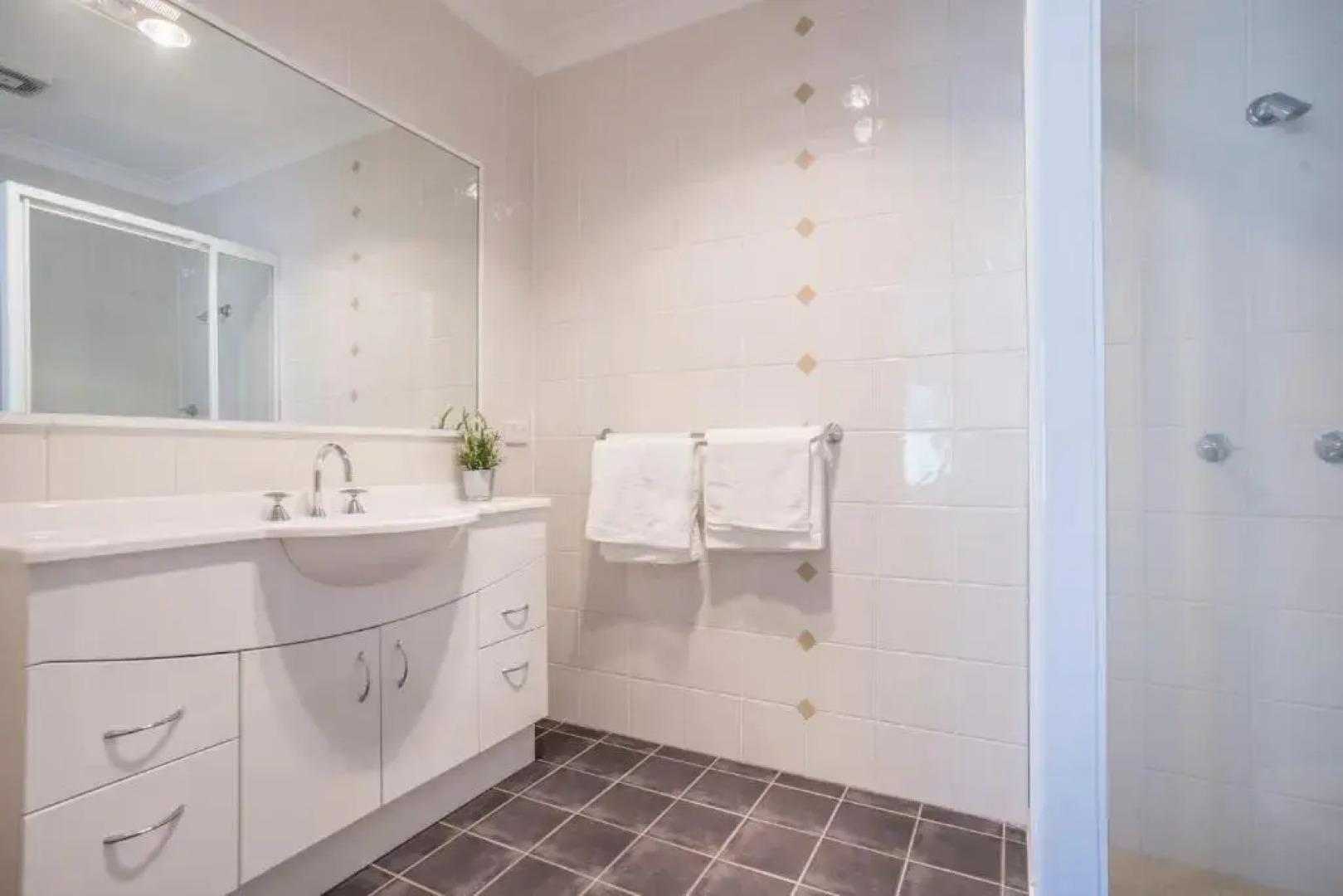 Dolphin Views Unit 5 of 14 Dolphin St