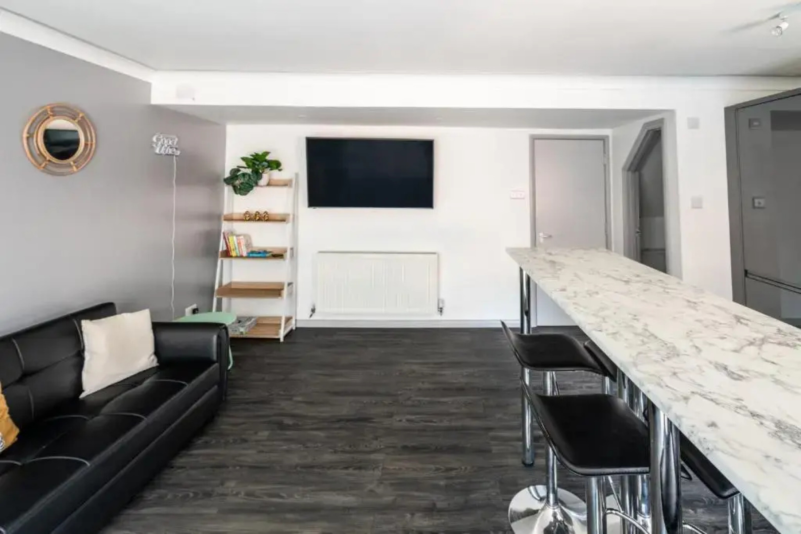 Family Holiday Home With Hot Tub Sleeps 8