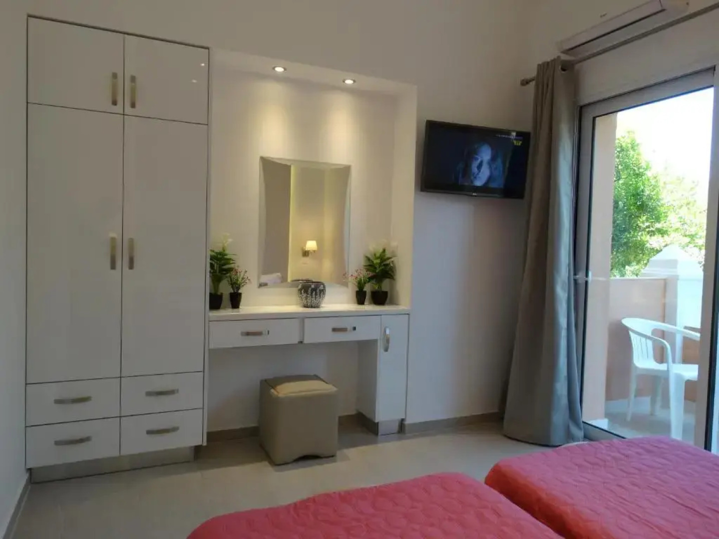 Makis Louvlis Apartments & Studios