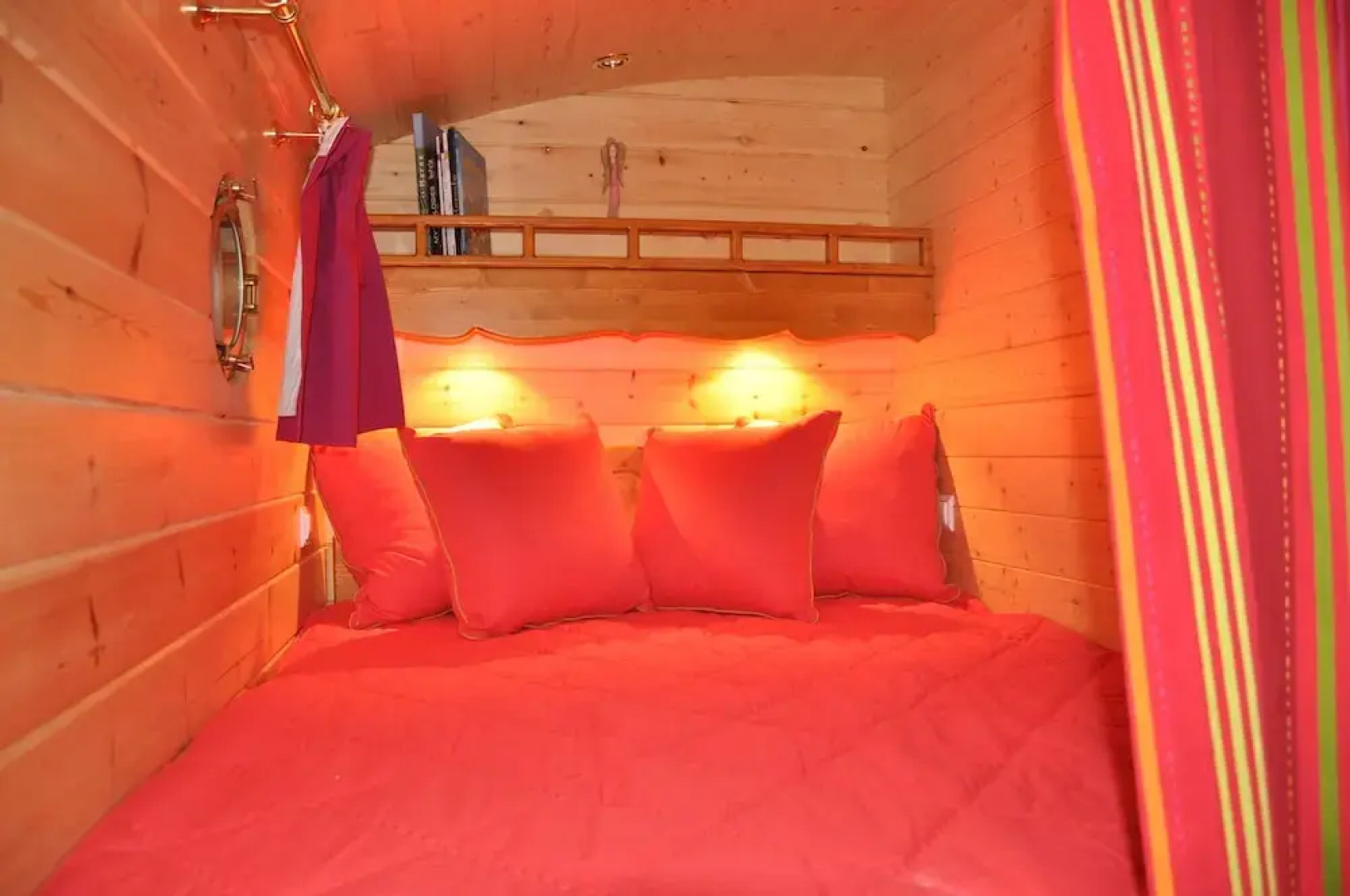 Gite Insolite "La Roulotte des Elfes", Au Milieu de Nulle Part