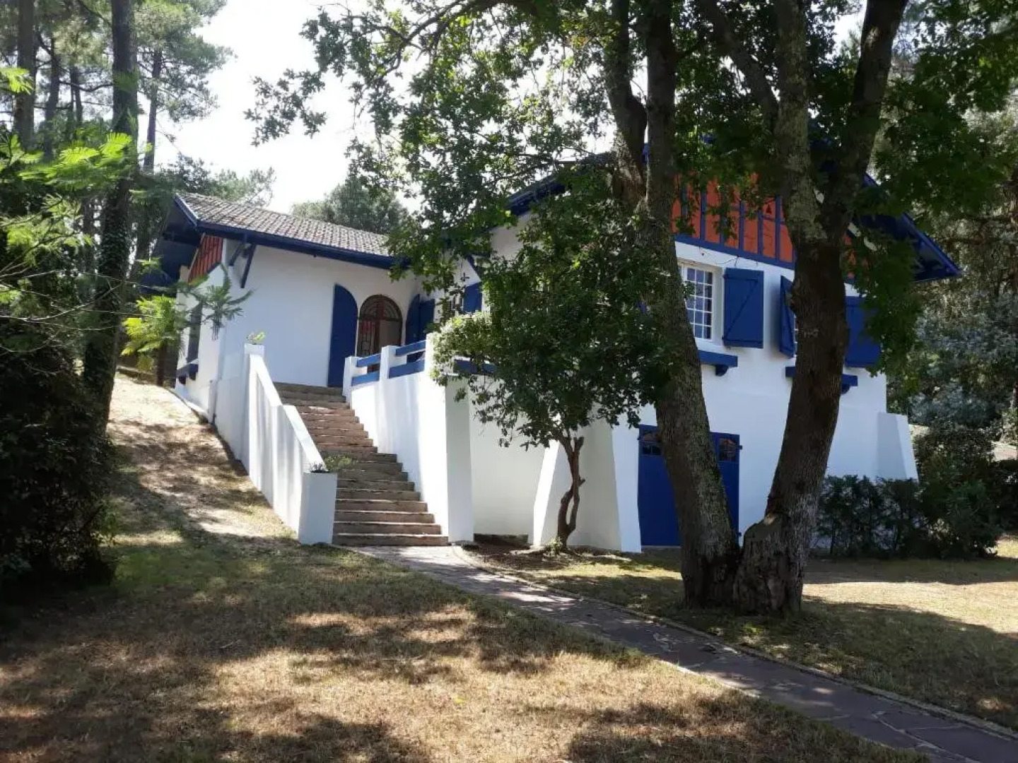 Villa L'OUSTAL avec piscine entre lac et océan pour 8-10 personnes