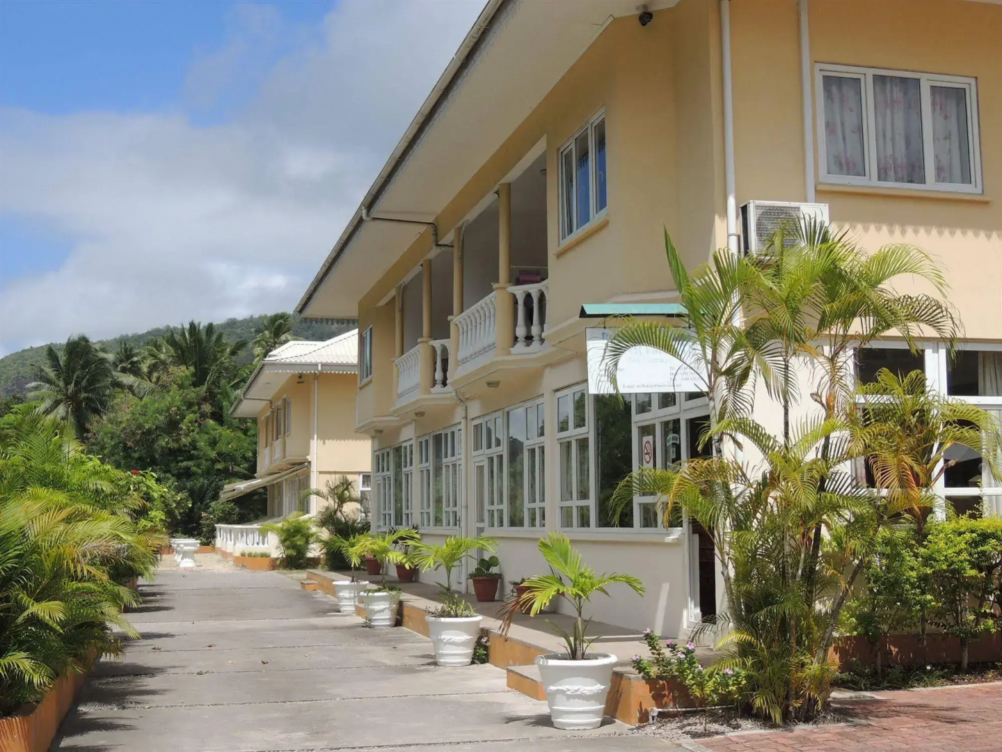 Reef Holiday Apartments