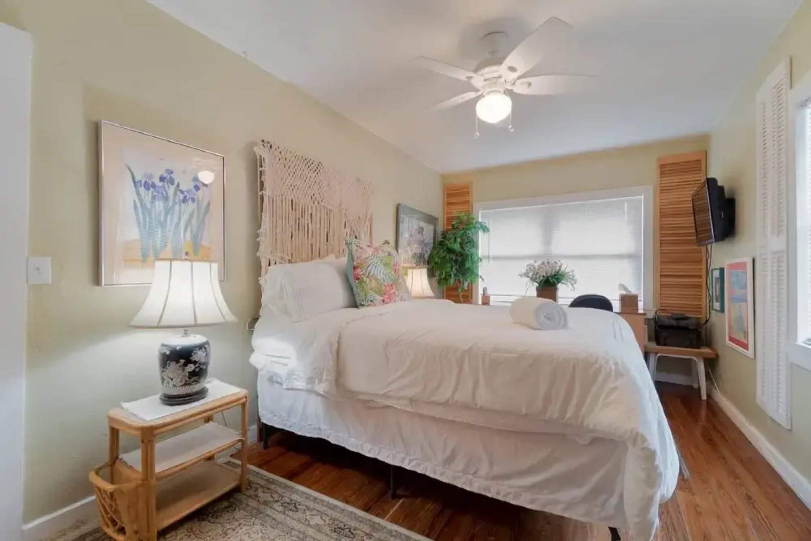 The Secret Garden - The Cottage Near Beach, Shops, Restaurants, Pet Friendly, Close to Lucerne Ave!