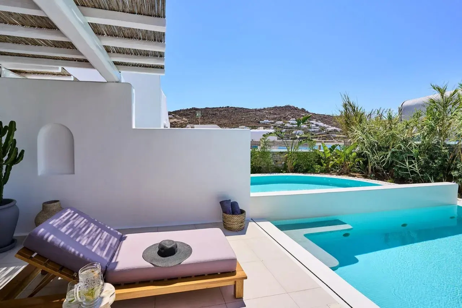 Adorno Beach Hotel & Suites
