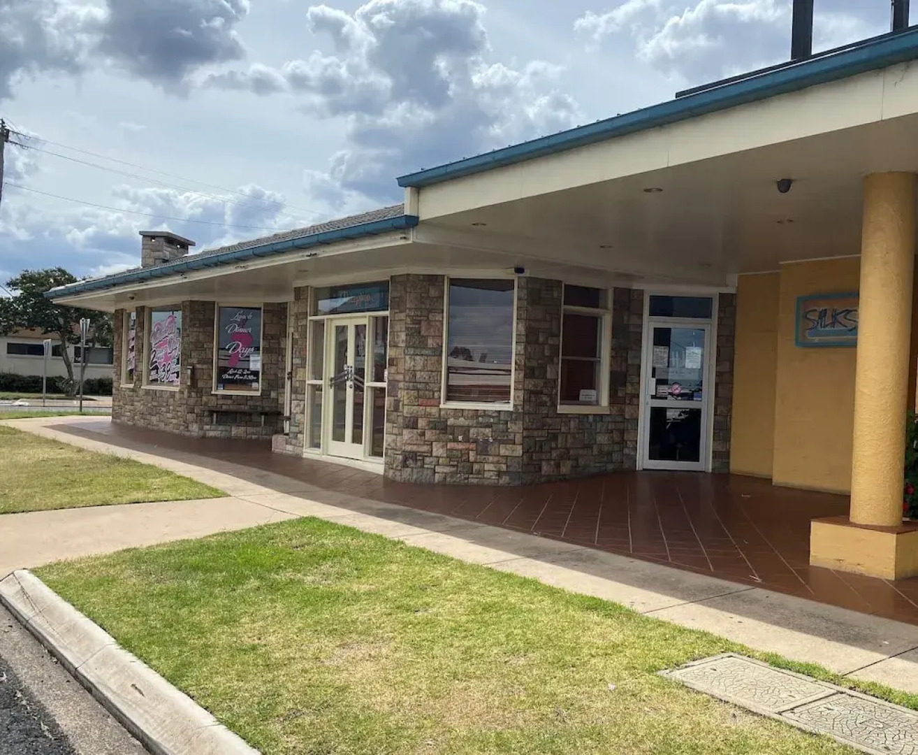 Nightcap at Horse and Jockey Hotel Warwick