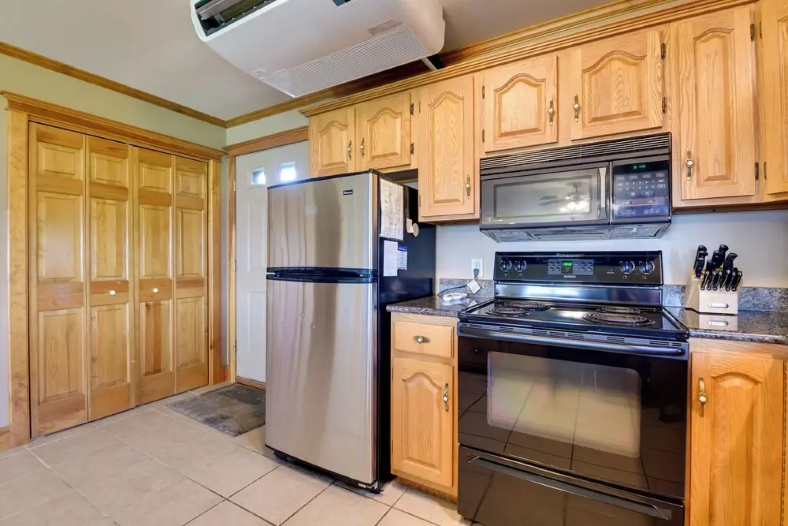 Pool Access: Waterfront Lake Memphremagog Condo!