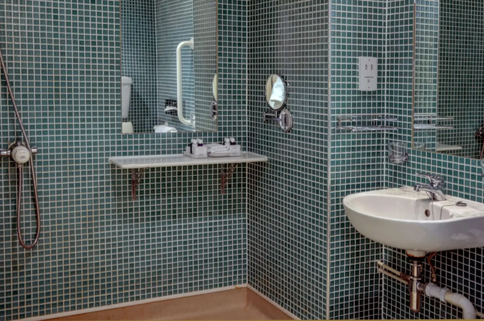 Crowne Plaza East Midlands Airport by IHG