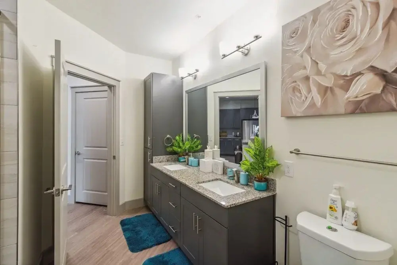 Location! Location! Cozy & Luxe 1 Bedroom Apts by Redawning