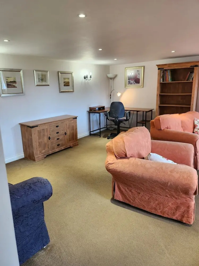 Cottage Sleeps 4 - Pet Friendly w Free Parking