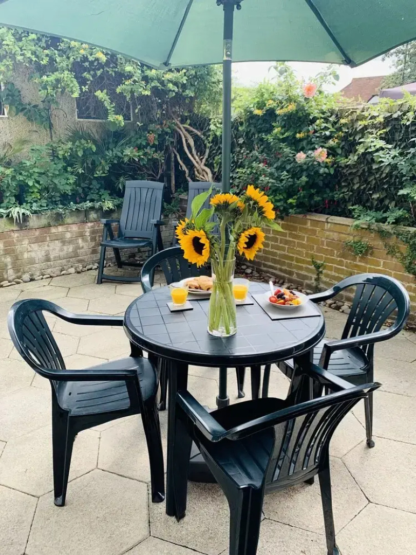 SA Today Farnham with Fibre Wi-Fi & Netflix