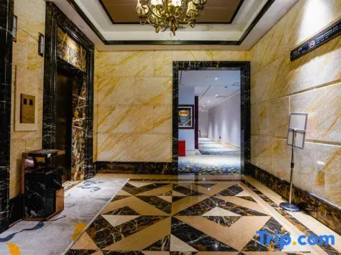 Green Oriental Hotel (Wanshougong Rope Jinta Subway Station)