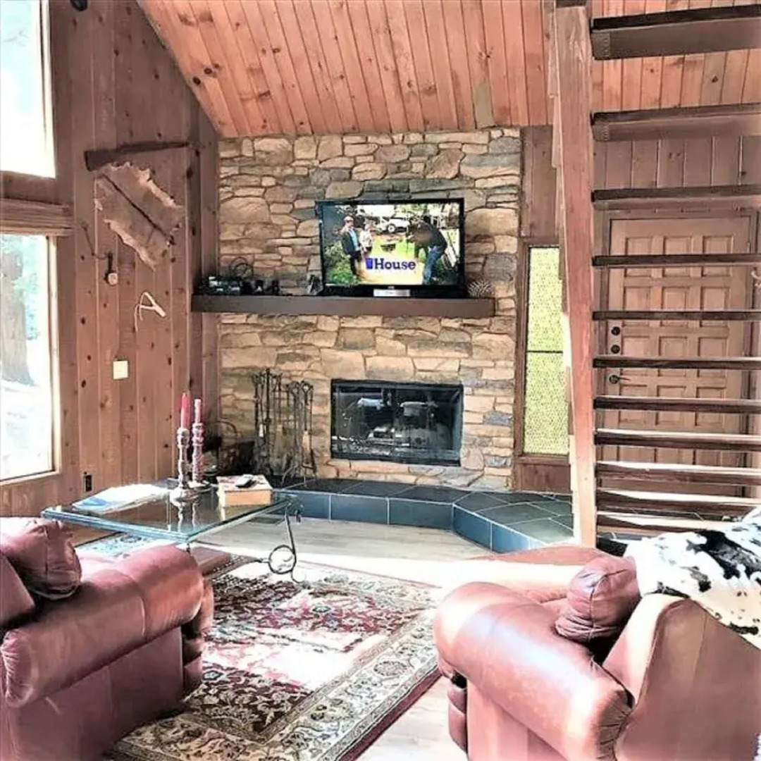 Woodsy 'a' Frame 3 Bedroom Cabin by RedAwning