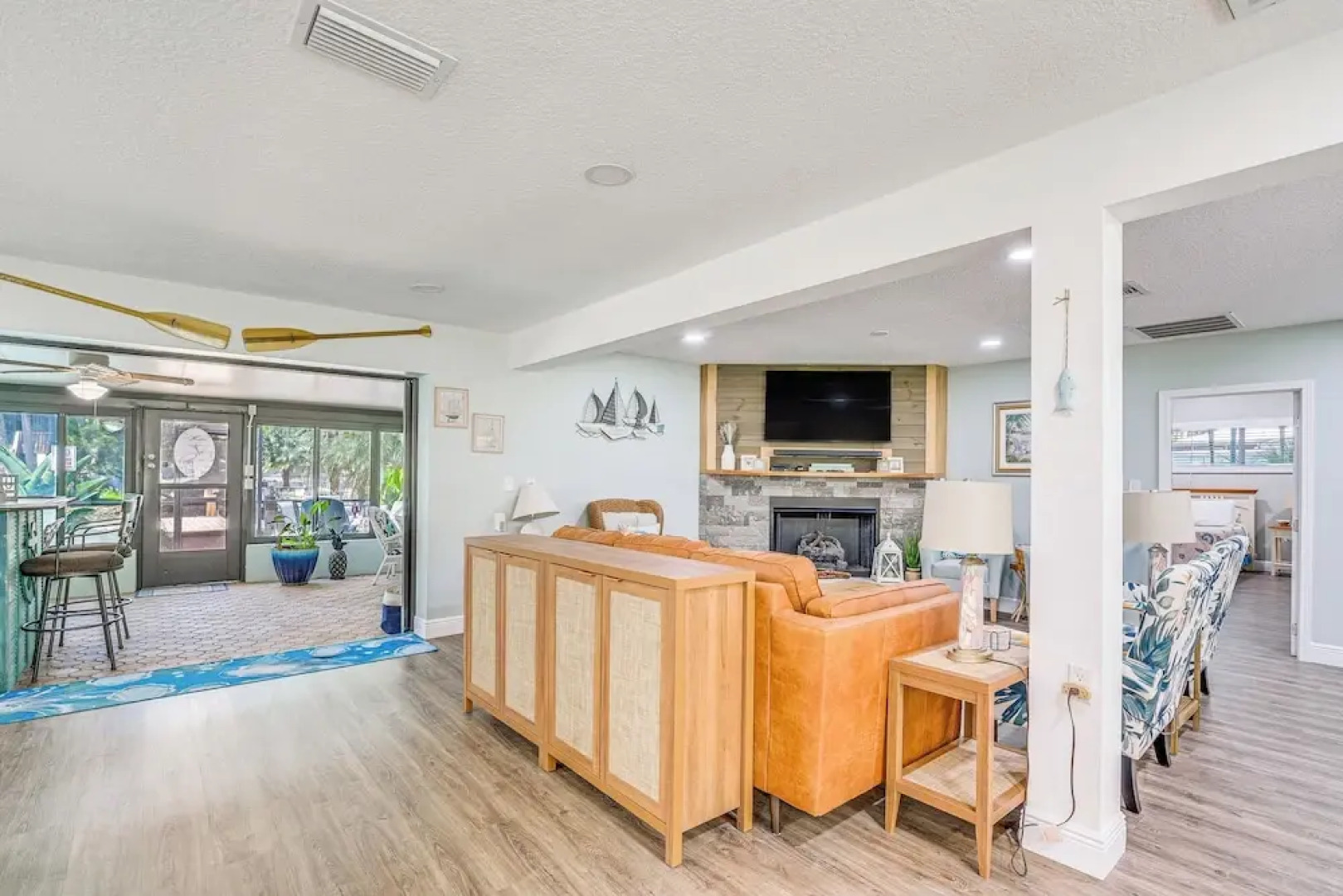 Canal-front Outdoor Oasis: Home in Crystal Water