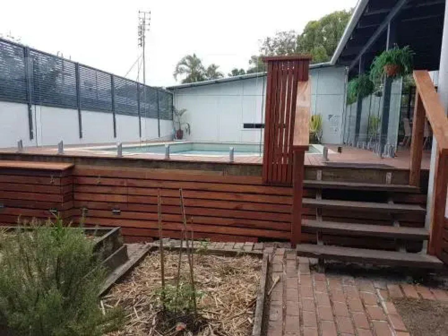 10 Double Island Drive Modern Family Home Centrally Located Swimming Pool & Outdoor Area