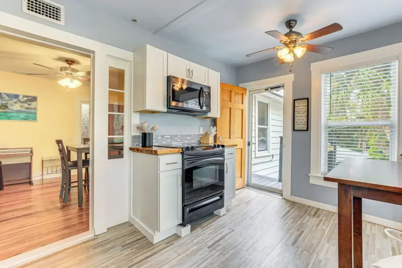 Walk to Manatee River: Palmetto Unit w/ Sunroom