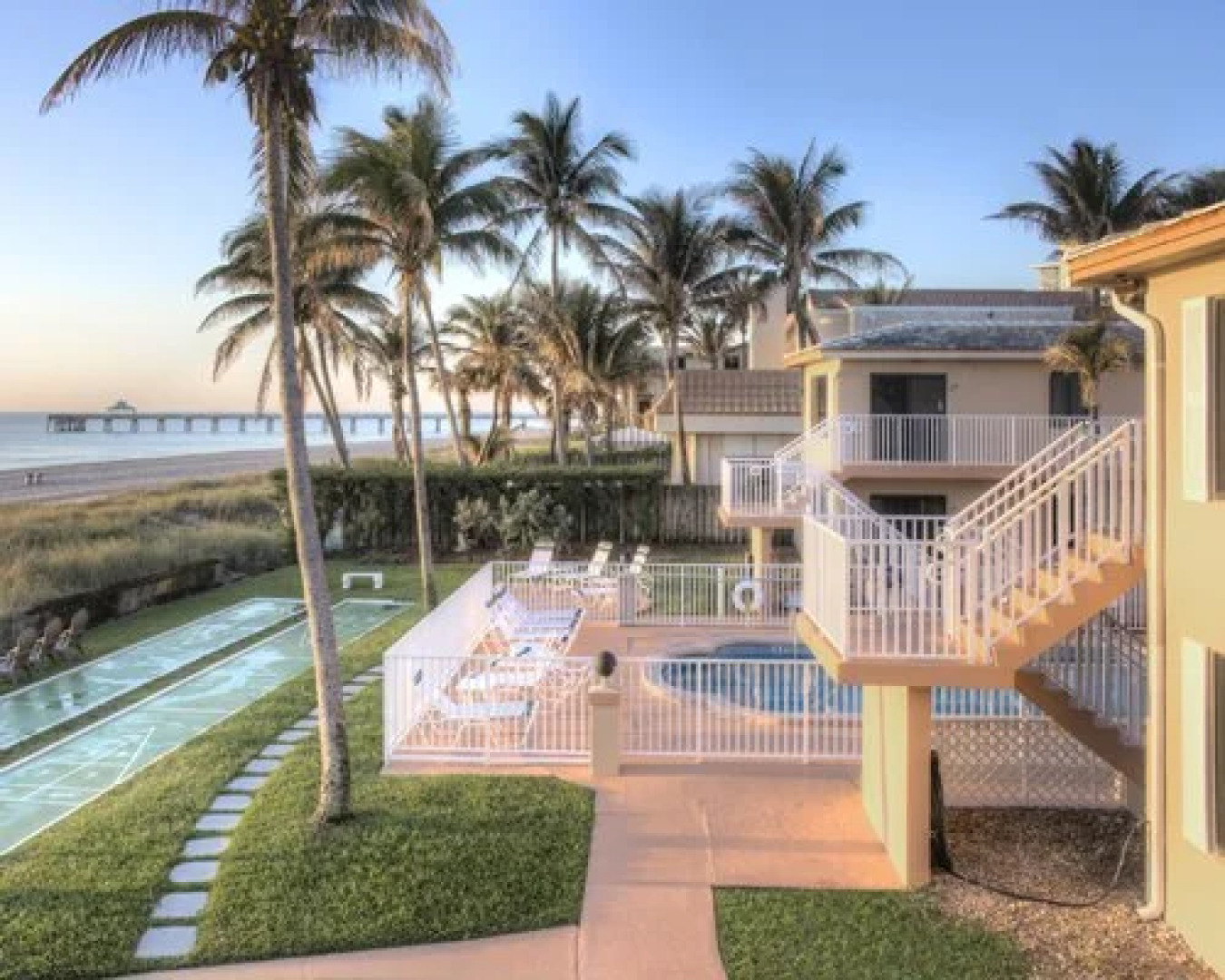 Emerald Seas Ocean Front Motel