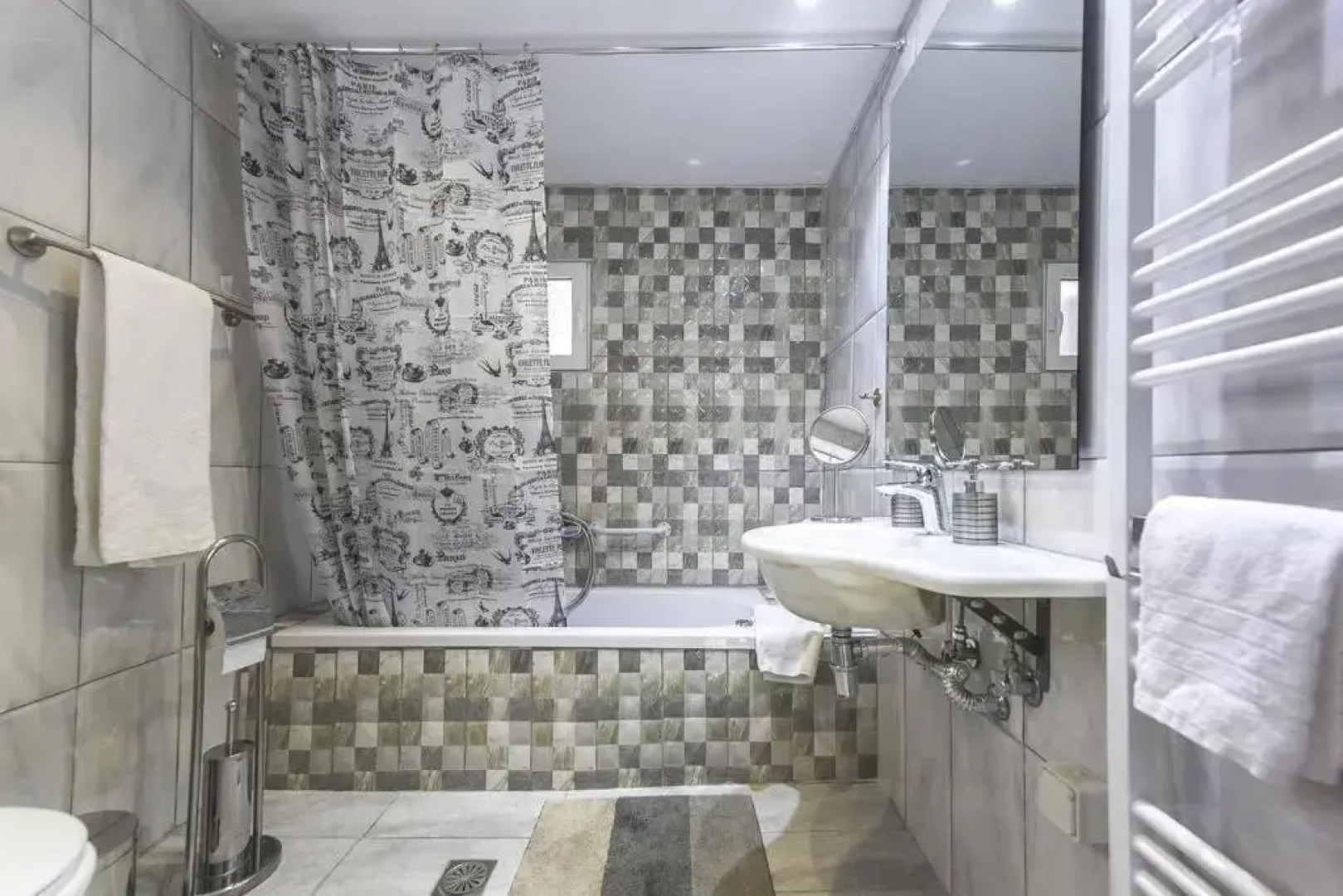 Modern fully-equipped house, 5 min walk from metro