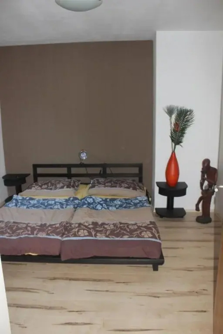 Haus mit Badeteich und Blick zum See