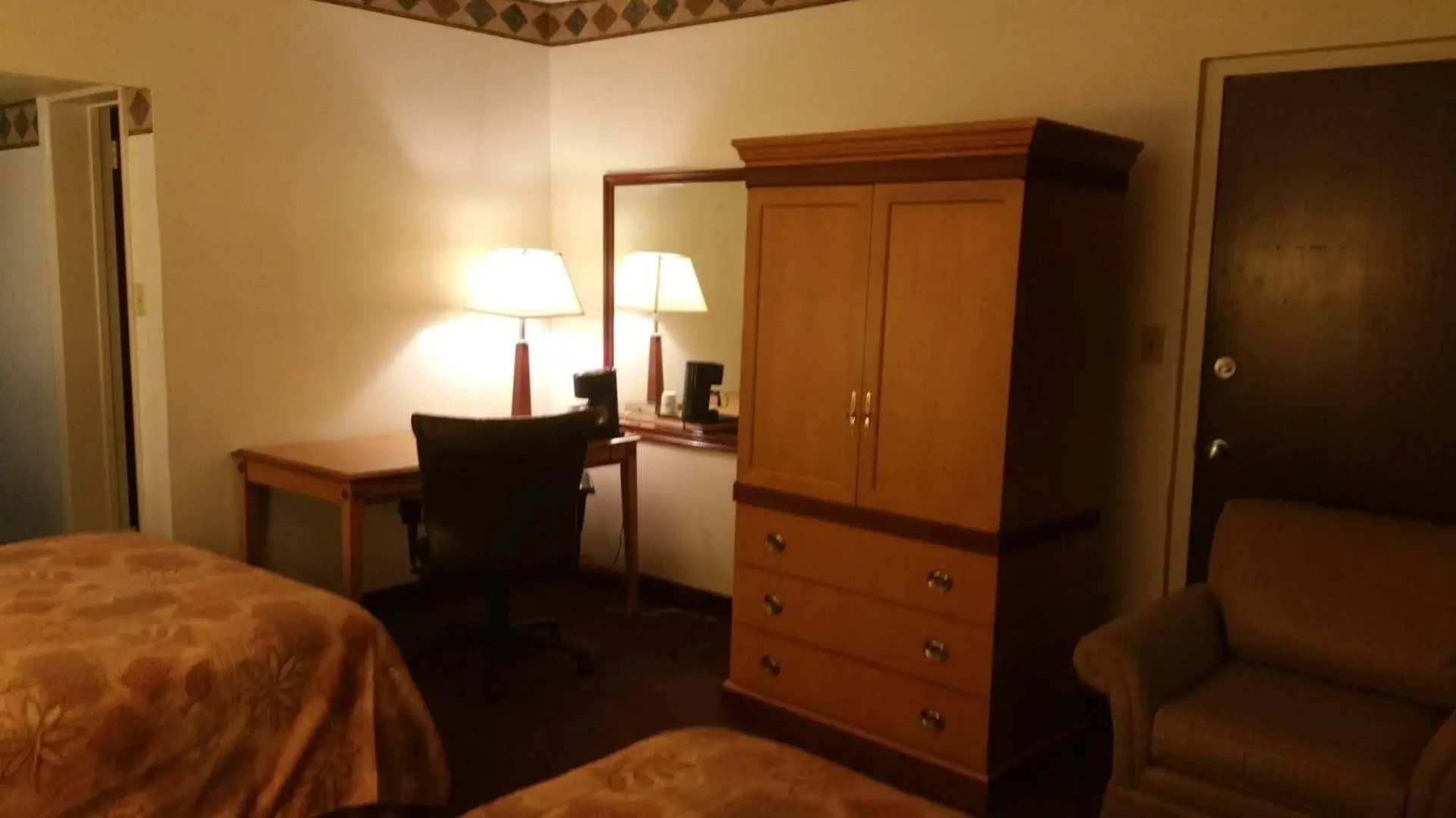 Econo Lodge Inn & Suites