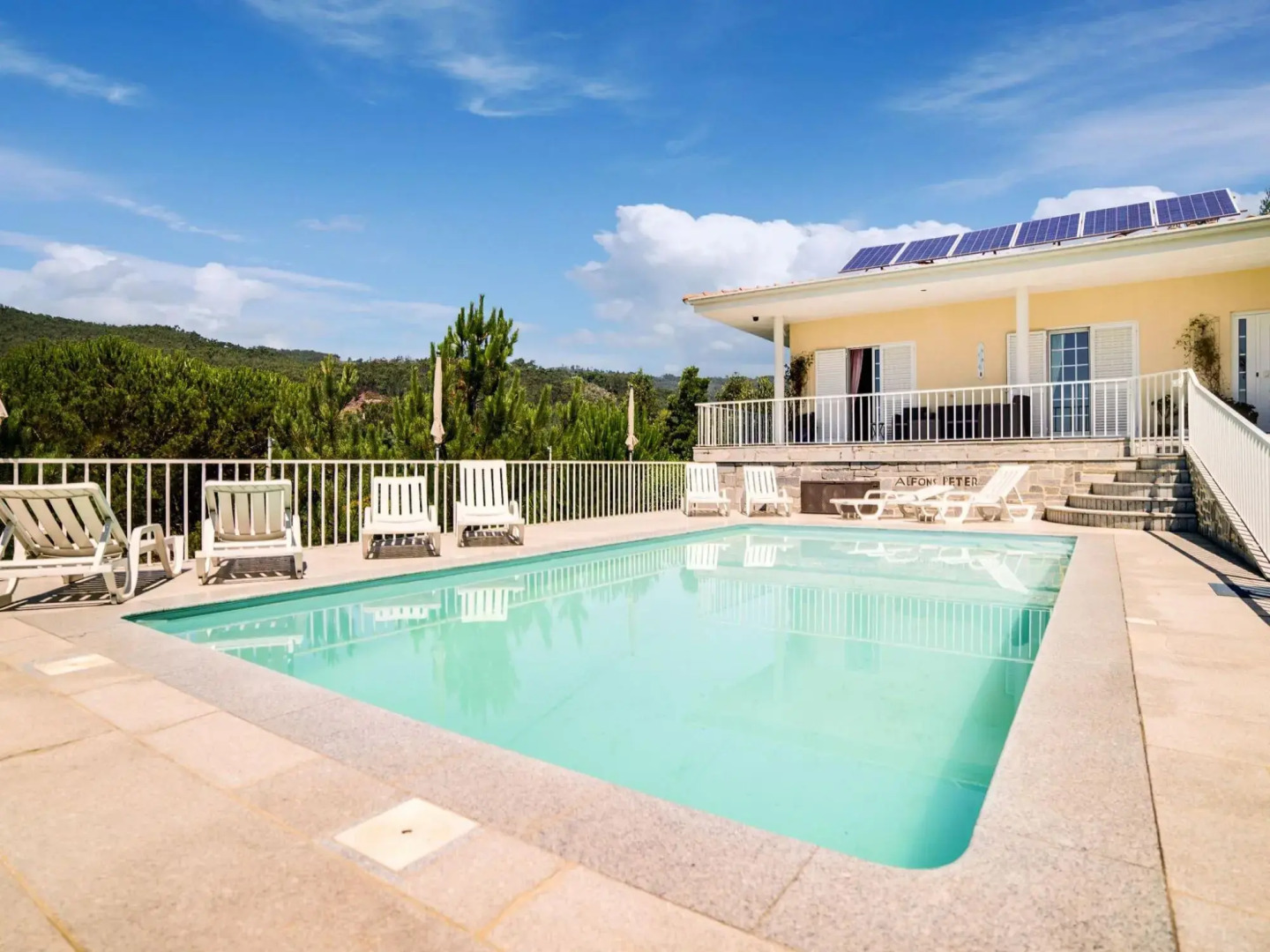 Cottage With Shared Pool