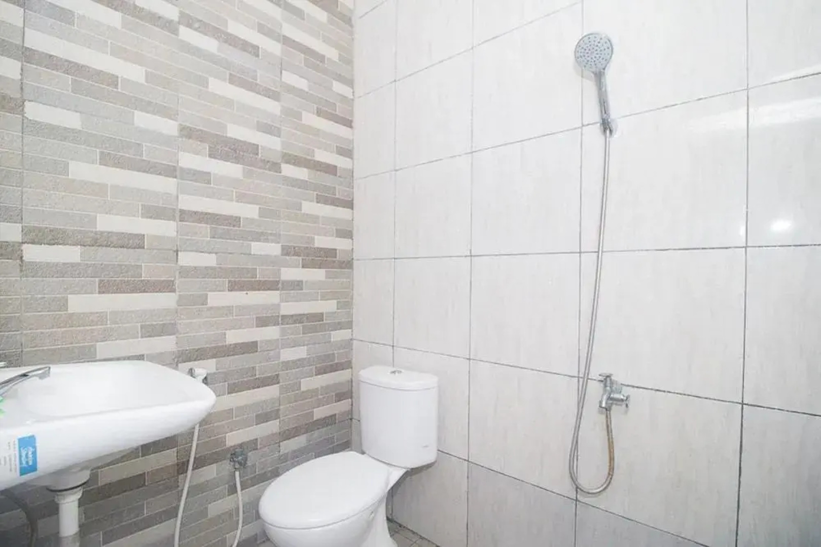 RedDoorz Plus Syariah near Alun Alun Sampang