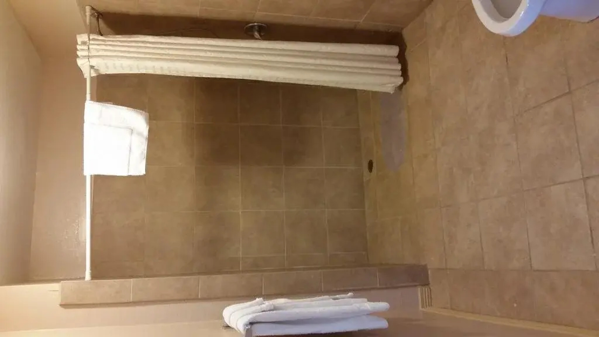 Lakeview Inn & Suites