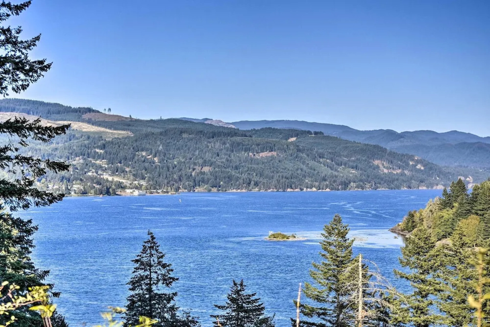 Stunning Stevenson Retreat w/ Mountain Views!