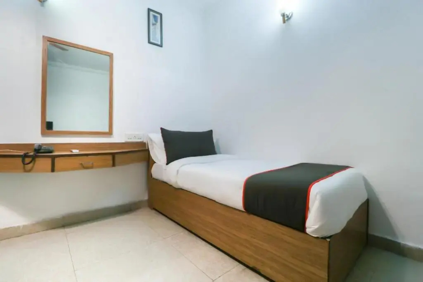 OYO Townhouse 447 Hotel Teg Royal