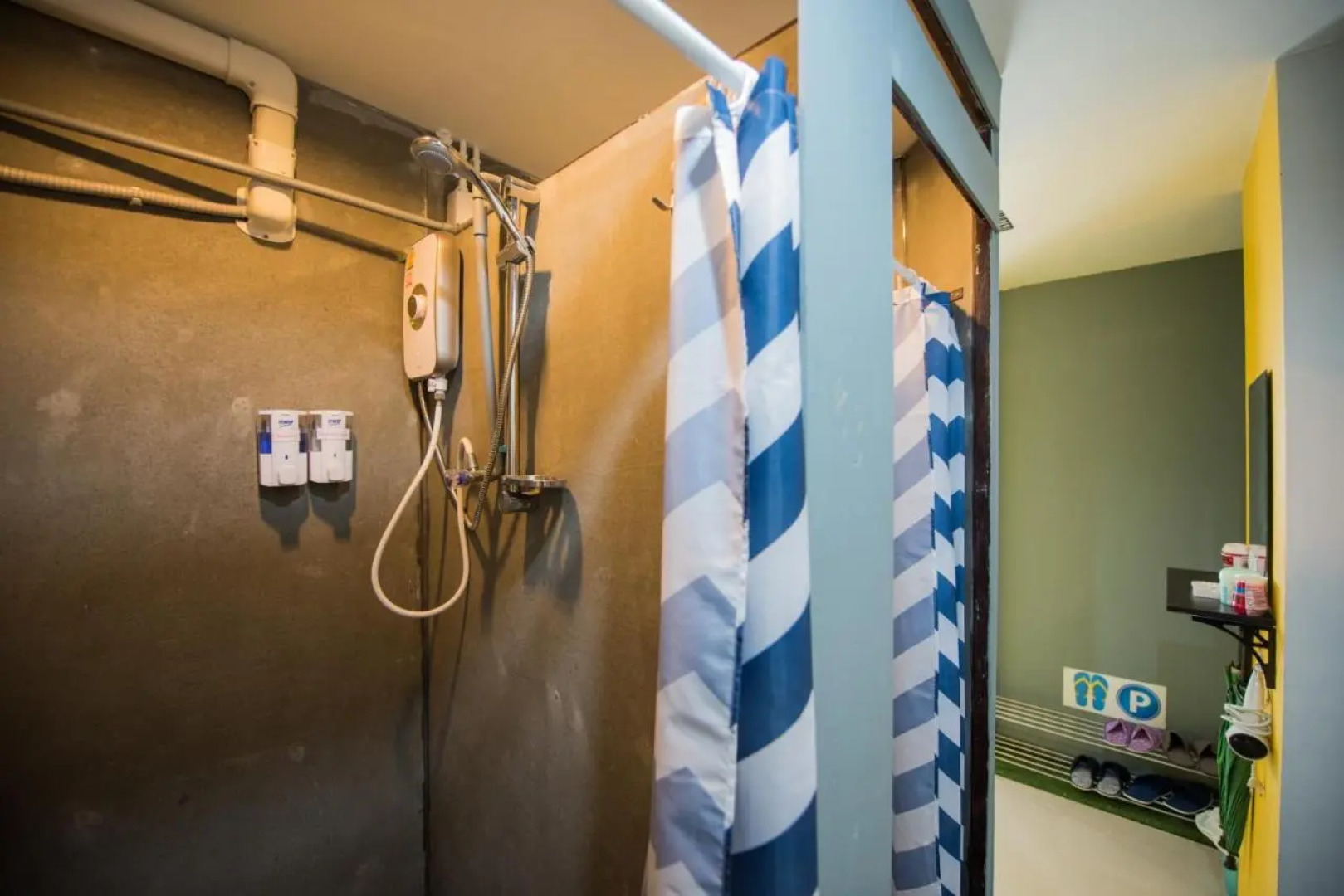 Backpacker Street Airport Place