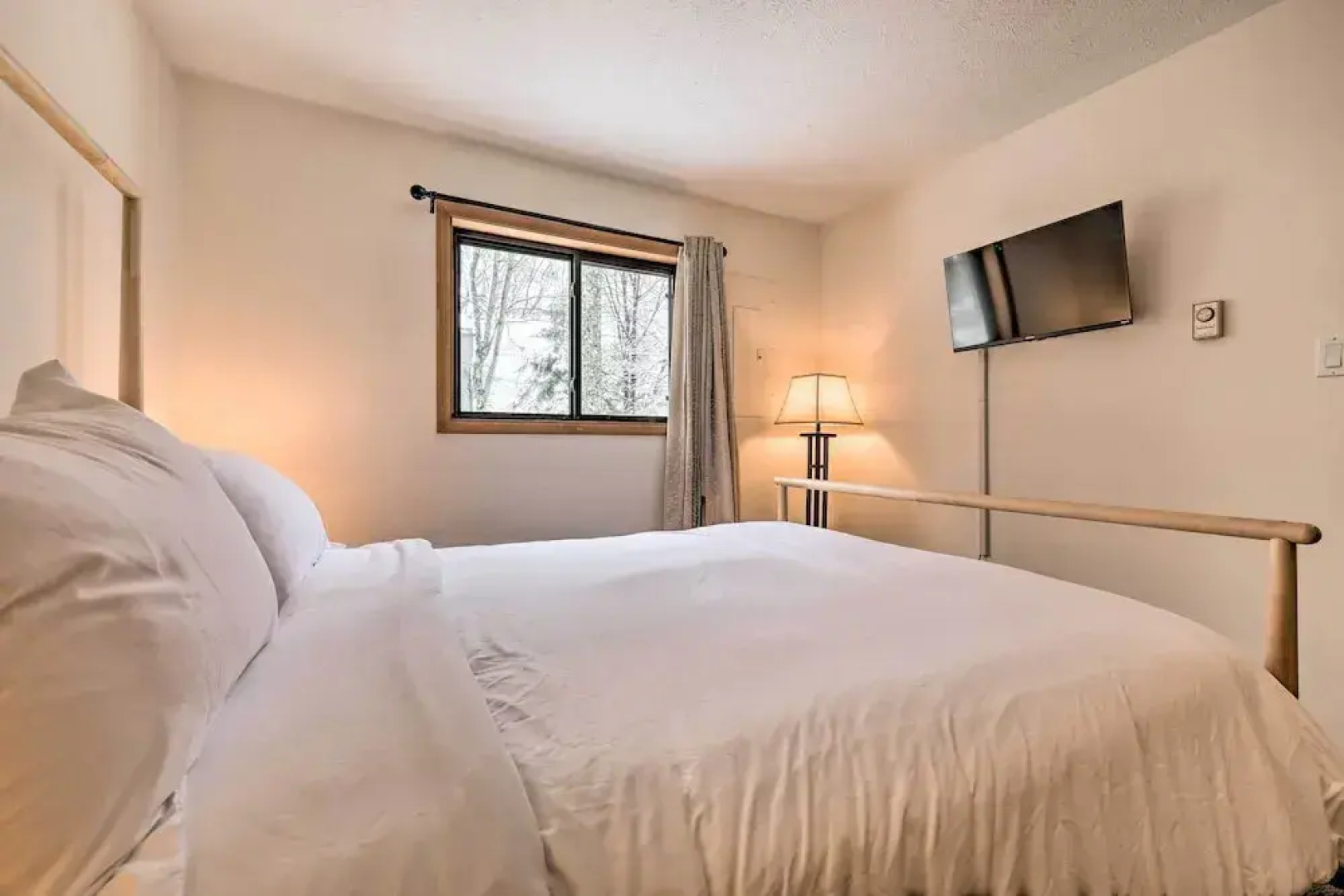 Walk to Arrowhead Lake: Cabin w/ Private Hot Tub!