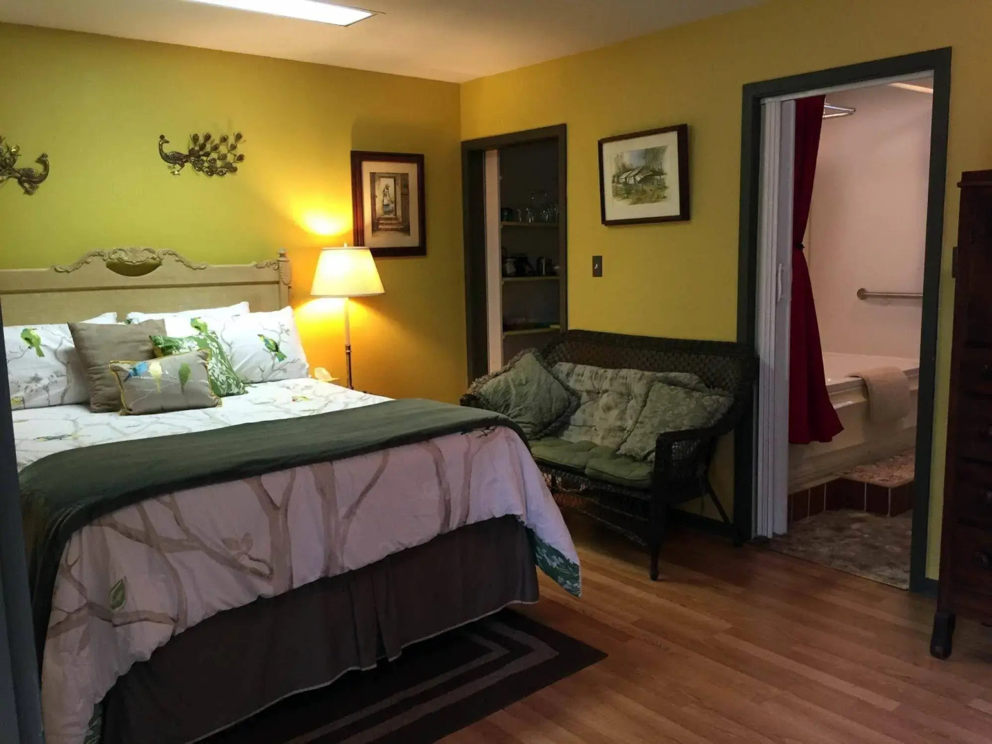 Modern Luxurious Home Near Main W/hot Tub-firepit!