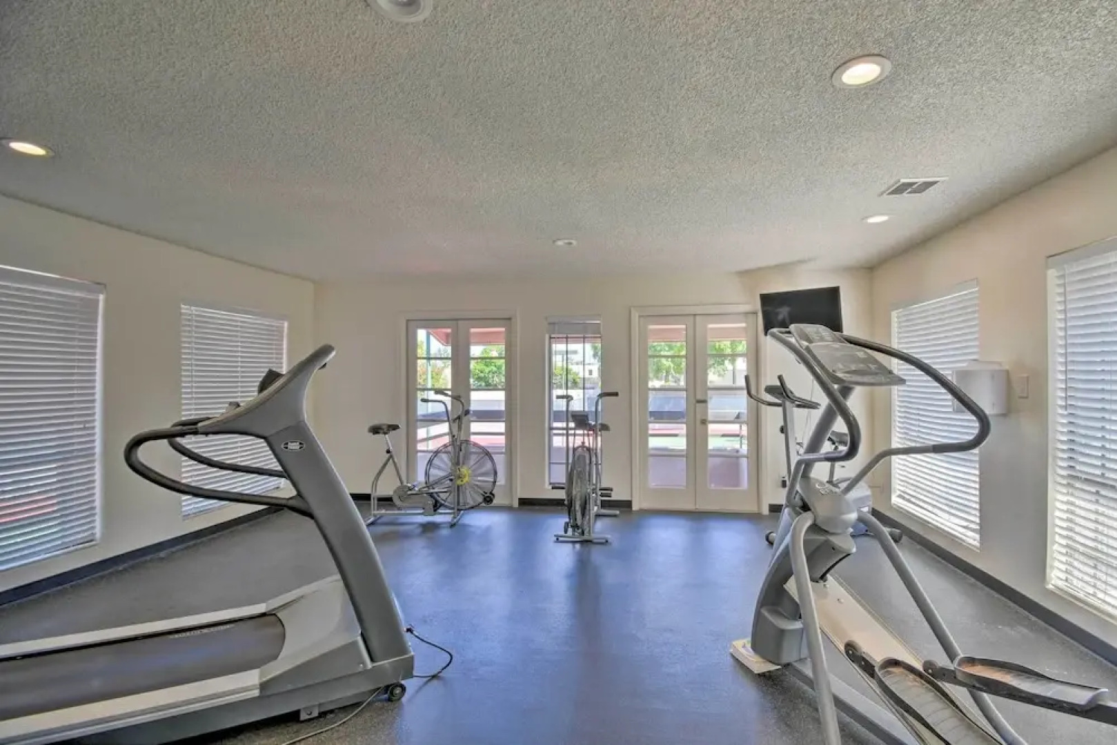 Sleek Phoenix Condo: Walk to Biltmore Fashion Park