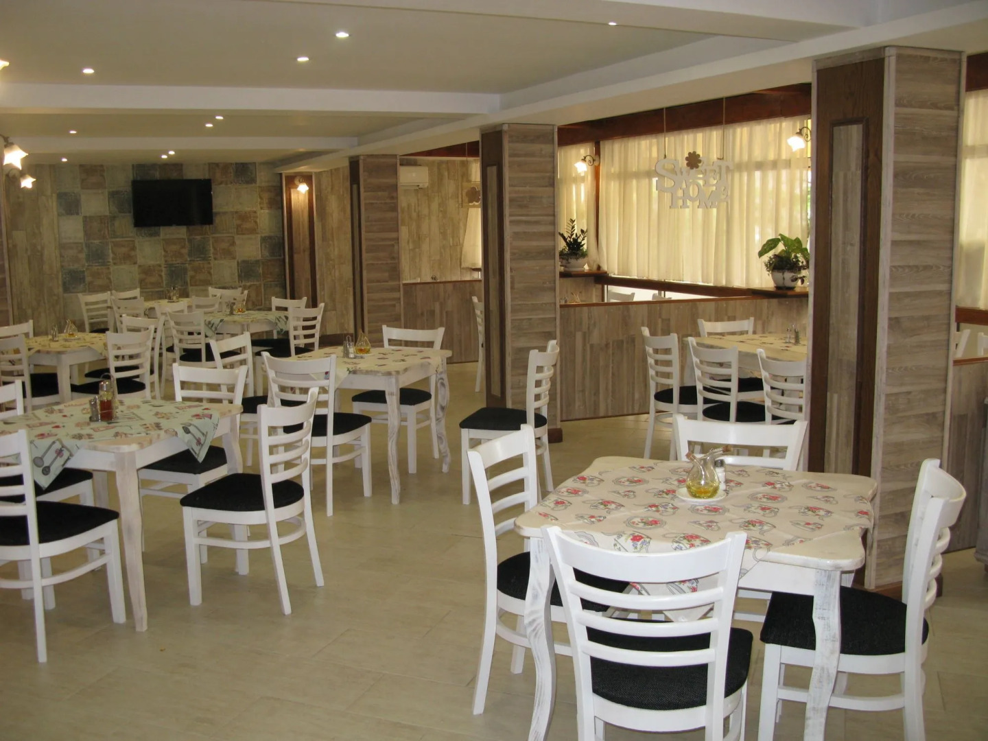 Estreya Palace & Residence
