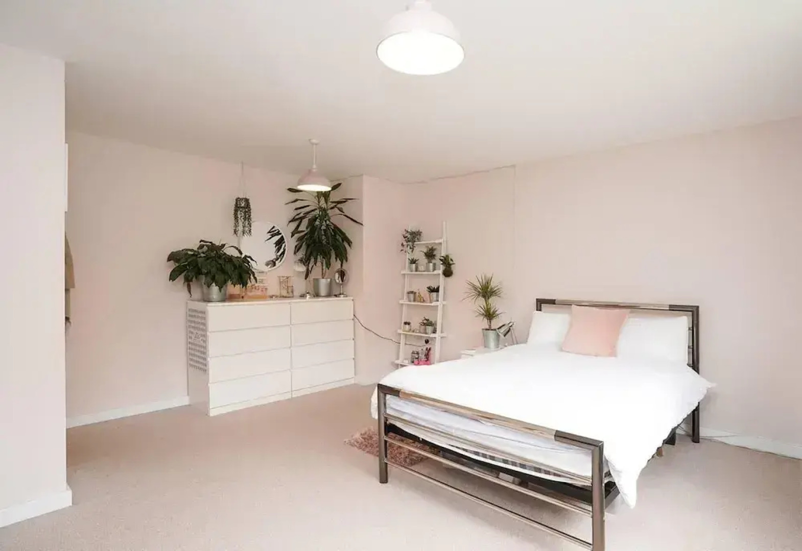 House With Hottub, Sauna & Pool Table