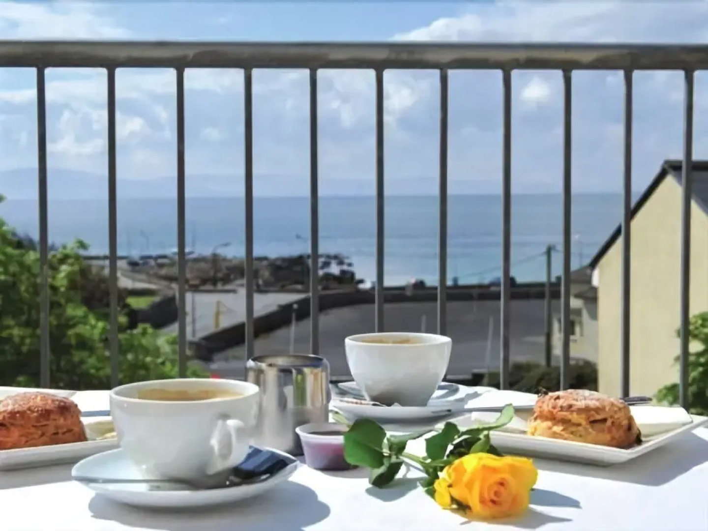 An Crúiscín Lán Hotel