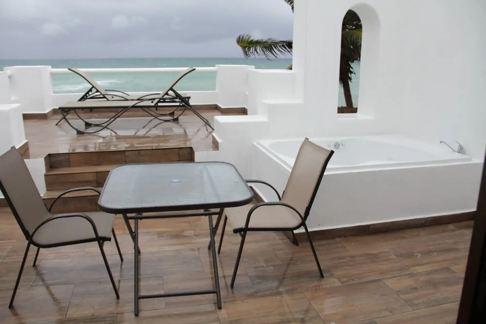 Pelicano Inn Playa del Carmen - Beachfront Hotel