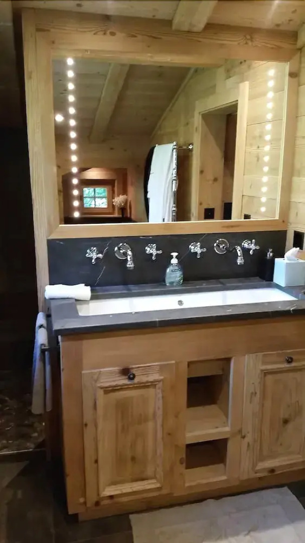 Luxurious Chalet with Hot Tub