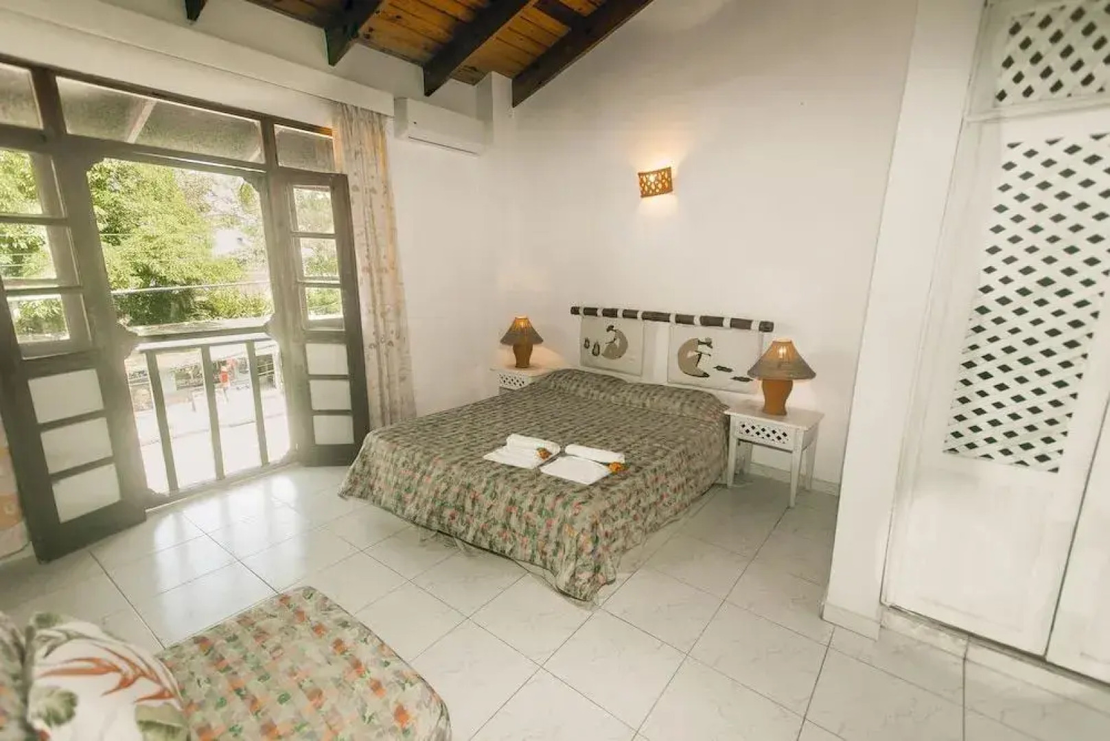 Отель Plaza Lusitania