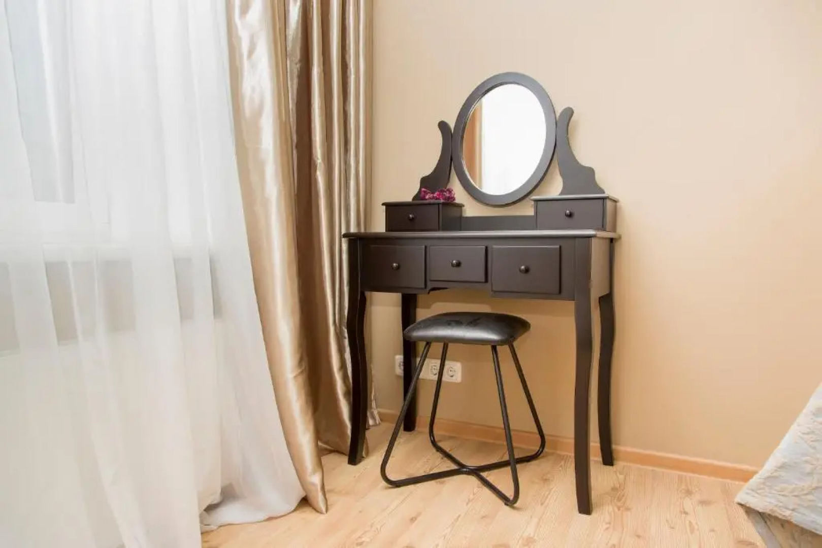 Baltic Amber in Diplomatic District & Free Parking